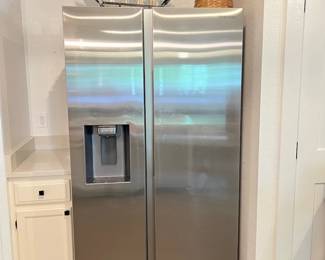Samsung side-by-side refrigerator/freezer