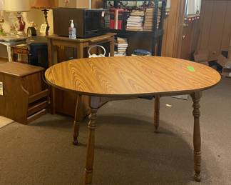 Oval table 35” x 45” Formica top