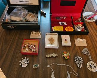 costume jewelry 
