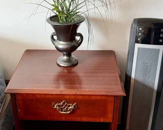 Decorative vase + nightstand 