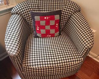 Houndstooth Swivel Accent Chair with Quilted Pillow