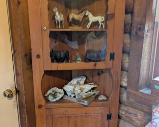 Corner cabinet