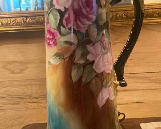 Beautiful hand painted lamp - works 