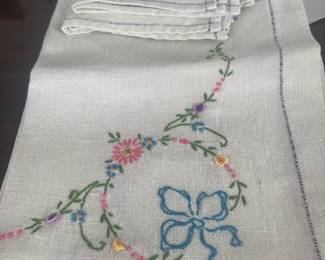 Embroidered tablecloth with 4 napkins