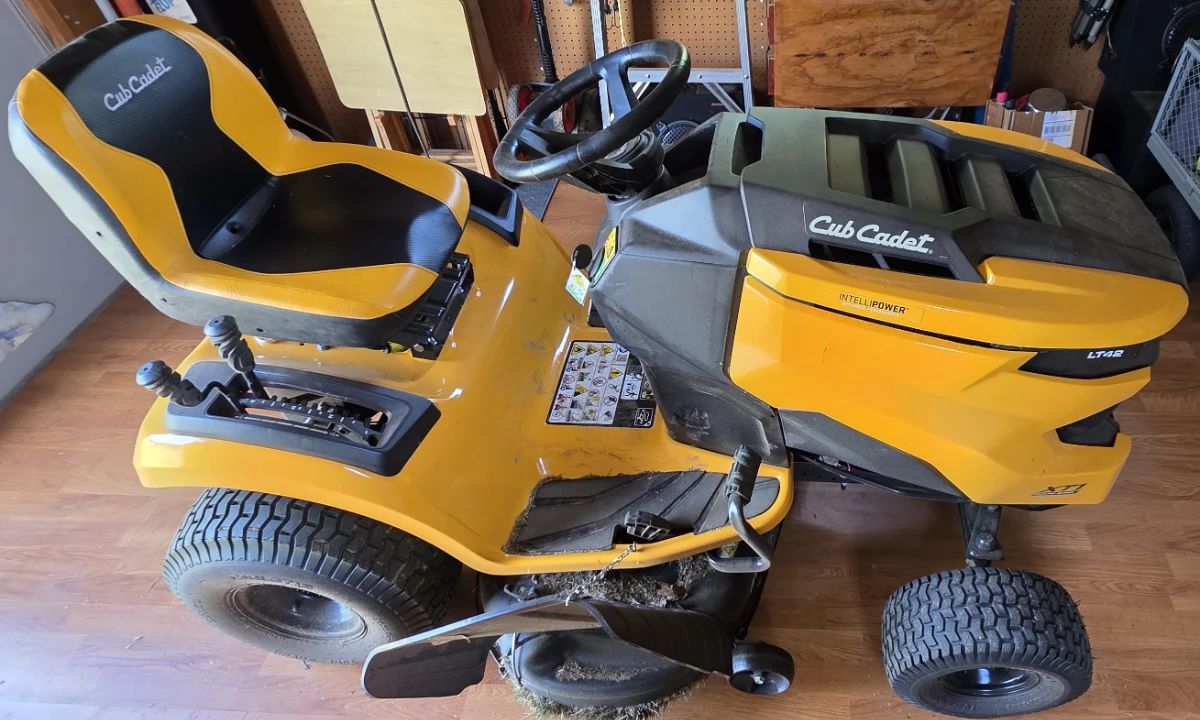 Cub cadet Enduro Series Riding Lawnmower 