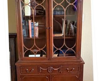 Vintage Bernhardt Georgian Style Mahogany China Cabinet