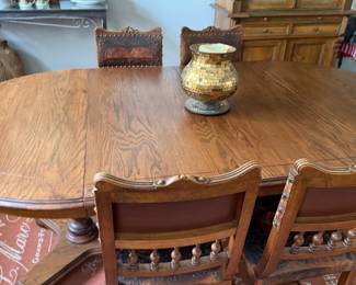 Oak table with 2 leaves. Unusual style