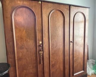 super fine gentleman's chest/linen press. Loads of space!