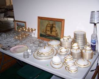 GOLD-TRIMMED CHINA & STEMWARE