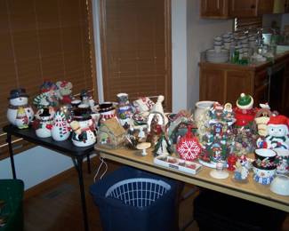 HOLIDAY COOKIE JARS & TEAPOTS