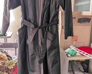 This is a classic 1990s vintage find.Brand: Euro-Mode (specifically the "I.O.U. MCMXC" line). Era: Early 1990s (MCMXC is Roman for 1990). Origin: Made in Korea (typical for high-quality leather manufacturing during that period). Material: Genuine "Euro-Mode Quality Leather" with a synthetic lining. Style: Double-breasted trench coat with a cinched waist belt and structured shoulders—a very popular "90s Matrix" or "Dark Academia" aesthetic that is currently trending with younger vintage shoppers.