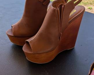 These Qupid brown faux leather peep-toe platform wedge sandals feature a side zipper and double buckle ankle straps. H