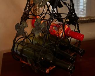 Metal wine bottle holder