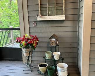 Garden pots with metal corner stand