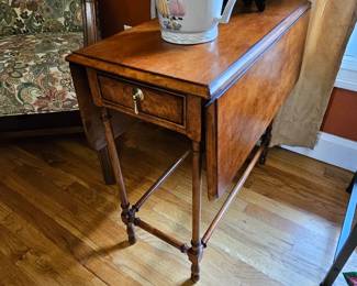 Drop leaf table