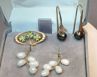 Lot 173: 10K / 14K Gold & Pearl Jewelry (3+dwt)