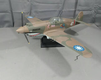 Lot 345: Curtiss P-40B Warhawk 1:18 Model Airplane