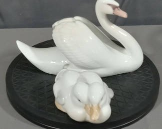 Lot 269: Royal Copenhagen Swan & Ducks Figurines