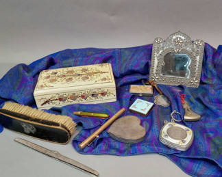 Lot 196: Vintage Vanity w/Sterling (19+dwt)