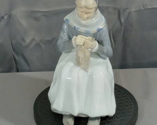Lot 271: Royal Copenhagen Amager Girl Figurine