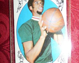 1969 LEW ALCINDOR TOPPS BASKETBALL CARD (BEFORE HIS NAME CHANGE TO "KAREEM ABDUL-JABBAR}