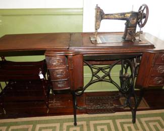 ANTIQUE TREADLE SEWING MACHINE