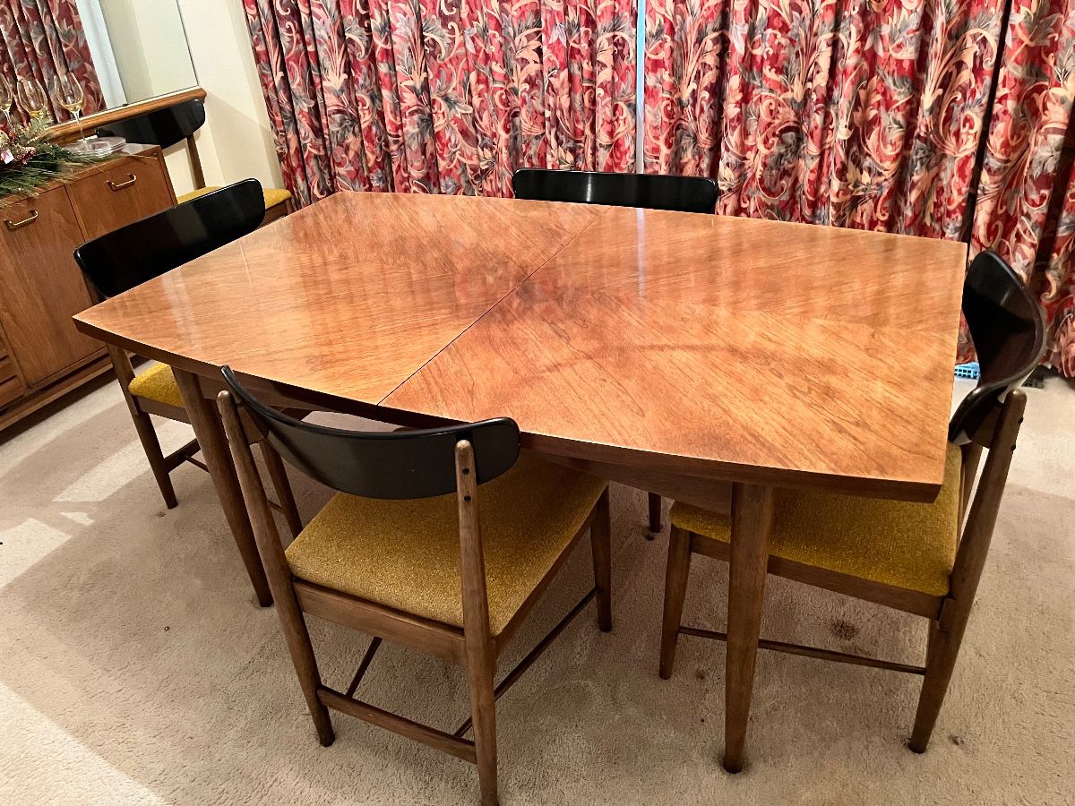 MCM dining room table with two leaves and six chairs