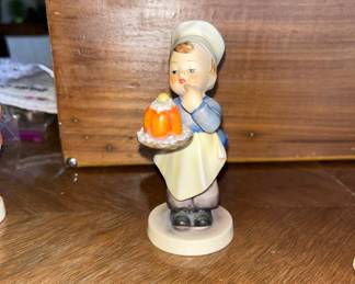 Hummel Goebel Figurine #128 BAKER BOY 5" Tall TMK-2 Boy w/Cake