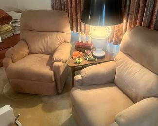 Pair of recliners, large ern lamp, and triangle, MC MM table