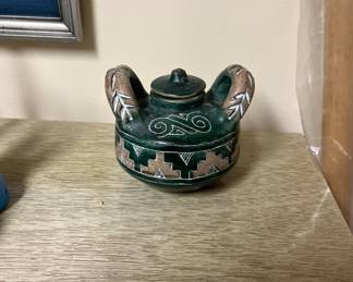 Pottery vessel with lid
