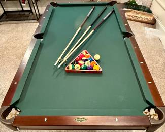 Brunswick Glenwood 7' Pool Table with all cues and Accessories, Leather Pockets and Table Tennis