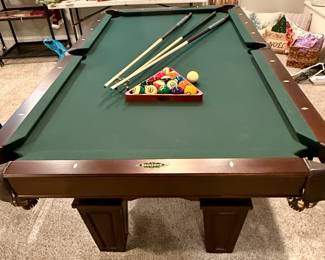 Brunswick Glenwood 7' Pool Table with all cues and Accessories, Leather Pockets and Table Tennis