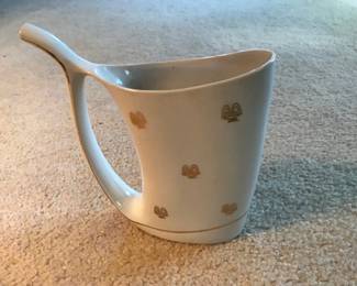 $ ?  is this a gravy server with what appears to be a slim handle that actually is the spout and delivers gravy from the bottom of the piece ?