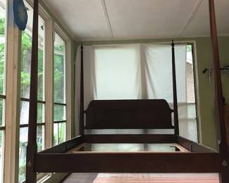 $135  queen size bed  1980s White Furn Co  excellent condition