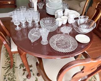 Dining Room Table and Chairs with 2 Leaf’s and Six Chairs