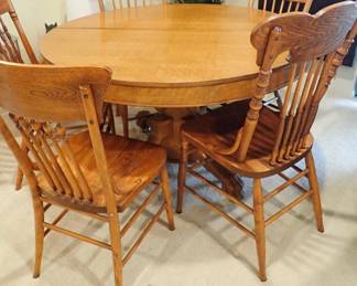 OAK ROUND TABLE W/5 CHAIRS