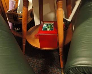 RD 4 LEG OAK SIDE TABLE