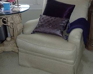 WHITE UPHOLSTERED SIDE CHAIR