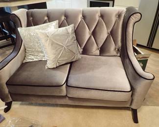 TUFFTED LOVESEAT MCM - GREY VELVET  - ARMEN