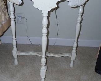 VTG WHT 1/2 RD SIDE TABLE