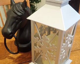 HORSE HITCHIN POST - WHITE LANTERN