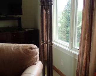 COLUMN FLOOR LAMP FOOTED