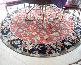 ROUND BLK/RED RUG