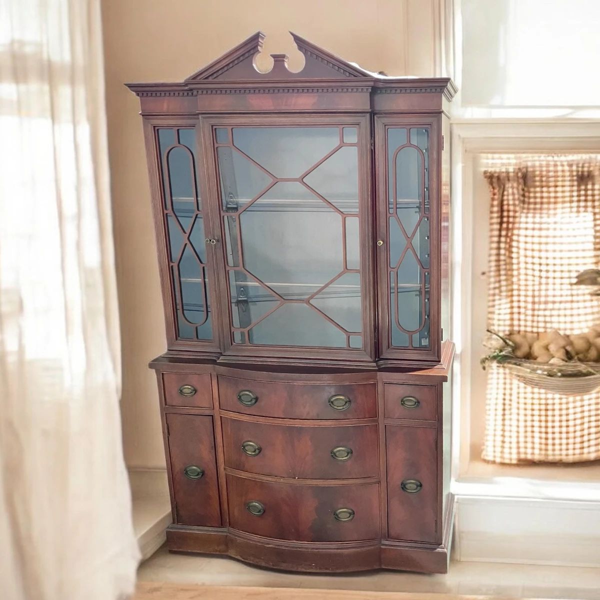 Finch China display Cabinet