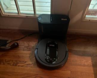 Shark IQ Robot Vacuum AVAE with XL SelfEmpty Base