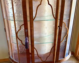 Curved glass curio