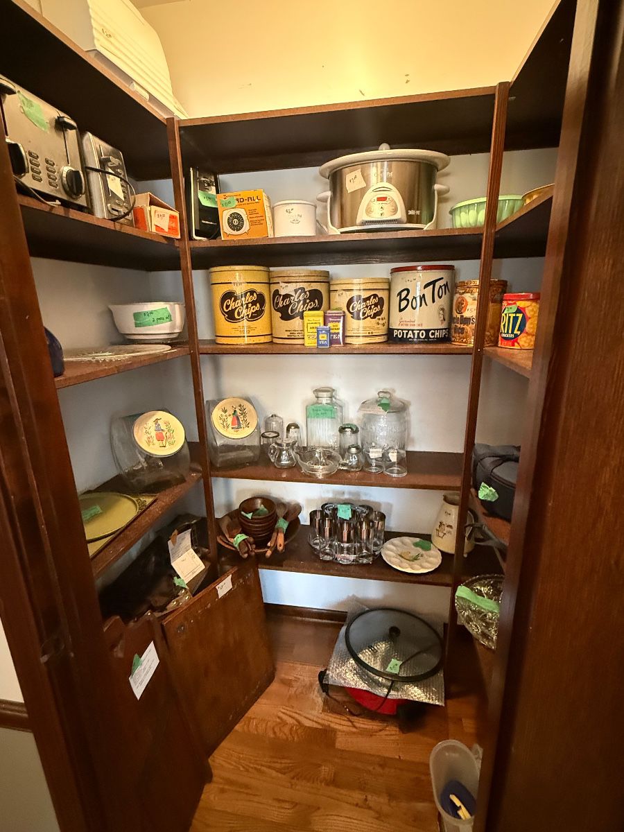 Loads of vintage kitchen decor and items 