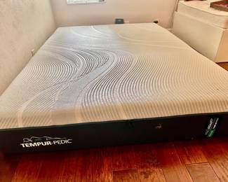 TEMPUR-Pedic Pro Adapt Queen mattress - like new