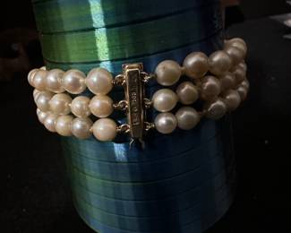 JKA -Akoya Pearl Bracelet with a 14k gold clasp. Single knotted. 