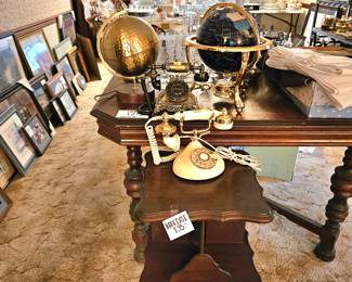 Rotating bookcase table 